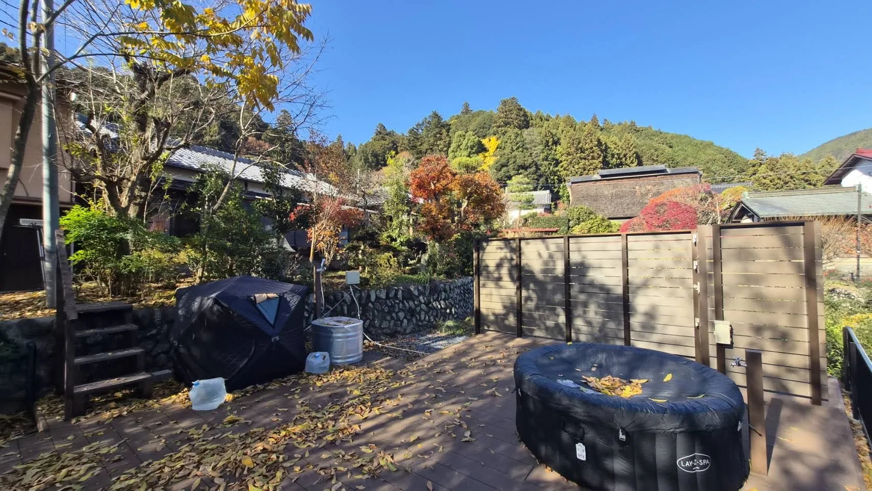 デッキと山並み